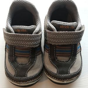 Boys 4.5 wide stride rite leather sneakers